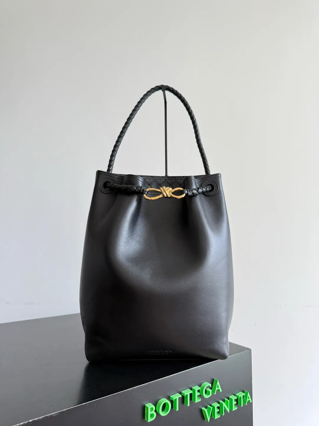 Batch 2660 BOTTEGA VENETA2025 new Andiamo bucket bag. This bag is made of silky calf leather🐂, with Intrecciato woven internal pockets, unique and eye-catching! The simple and smooth bucket bag shape is classic and versatile. Whether it is paired with a simple basic style or a fashionable personality, it can be adapted to 💯 and easily enhance the fashion sense of the overall look ~ The golden rope knot 🪢 is embellished with woven highlights and the scent of osmanthus in the wind, announcing the message of autumn✉️ When buying a bag, you must look for three things: 🎨Appearance is justice 🧵Excellent craftsmanship 👜Practice Style number: 844169 Size: 24*34*12cm